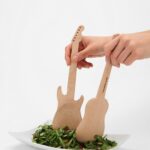 Set 2 posate per insalata Rockin Spoons di KIKKERLAND